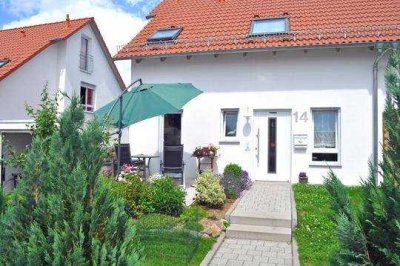 Gepflegte 7-Zimmer-Doppelhaushälfte mit EBK in Nürtingen