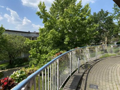 Barrierefreie 2-Zi-Whg. mit Balkon in Residenz. 64 m², Küche mit moderner EBK, Diele & Duschbad.