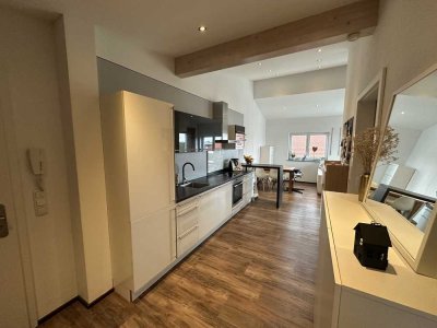 Stilvolle 2-Zimmer-DG-Wohnung mit Balkon und außergewöhnlicher Raumhöhe