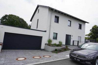 Familienfreundliches Einfamilienhaus mit Garten und Doppelgarage in Hof – kurzfristig bezugsbereit