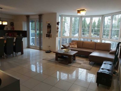 Geschmackvolle, vollst. renovierte 3-Zimmer-Terrassenwohnung mit geh. Innenausstattung mit EBK