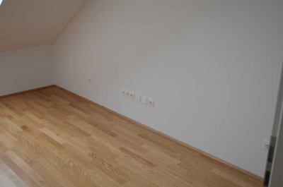 Dachgeschosswohnung mit 3 Zimmern und Balkon in Putzbrunn