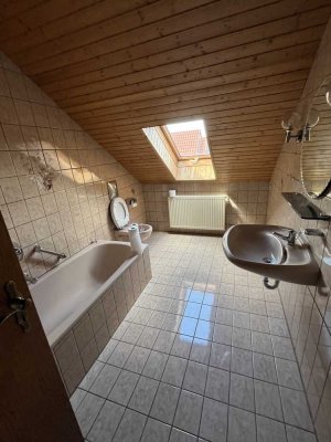 Ansprechende 4-Zimmer-DG-Wohnung mit Balkon in Hainsacker