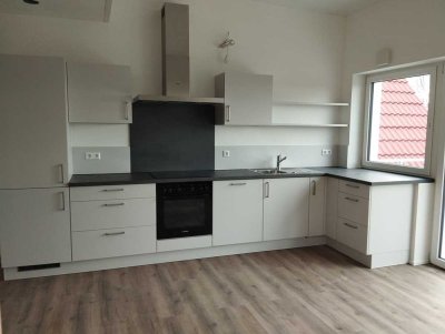 NÄHE BAD BUCHAU!  Gehobene 3,5 Zimmer DG-Wohnung mit EBK, Terrasse & Außenstellplatz zu vermieten!