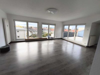 Schöne DG Wohnung mit Loggia, Taunusblick,  TG Wannenbad , 2,5 Zimmer