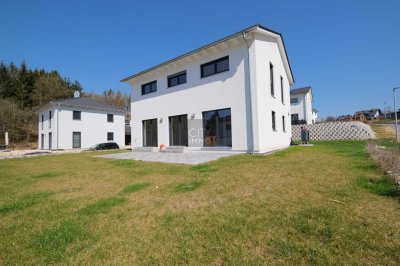 Familienidylle trifft Zukunft – KfW-40 Haus mit PV-Anlage & Einliegerwohnung in naturnaher Lage