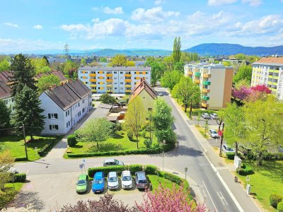 RUHELAGE &amp; NEUWERTIG: Helle Erstbezug-Wohnung mit Balkon, Panoramablick und Parkmöglichkeit