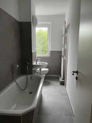 Sanierte 3-Raum-Wohnung mit Balkon-Aussicht ins Grüne!