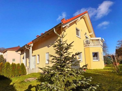 **Provisionsfreier Verkauf!** Schickes Zweifam.-Haus mit zusätzl. Einliegerwhg./Büro! Beziehbar!