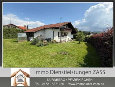 Gut geschnittenes Einfamilienhaus mit 2 Garagen und großen Garten