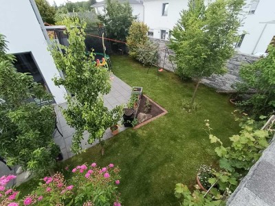 Großzügiges Doppelhaus mit niedrigen Heizkosten und tollem Garten