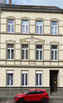 Gutgeschnittene Etagenwohnung mit hohen Räumen