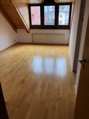 Ansprechende und gepflegte 2,5-Raum-Maisonette-Wohnung mit geh. Innenausstattung mit Balkon und EBK