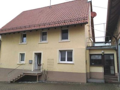 Wohnhaus mit Nebengebäuden und Garten in Berolzheim