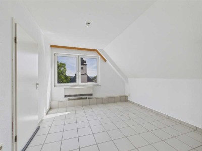 Kompakte 2 Zimmer-Dachgeschoss-Wohnung mit Stellplatz in gepflegtem Haus