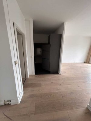 Kleine 3 Raum Wohnung mit Einbauküche