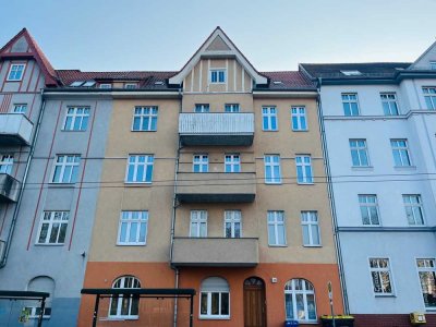 **Besichtigung: Di., 06.05.25  um 18:30 Uhr** Renovierte Terrassen-Wohnung im schönen Altbau!