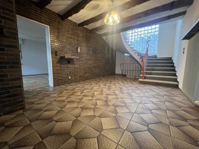 Einfamilienhaus mit 370  qm Wohn.- und Nutzfläche plus Baugrundstück *Zentral*