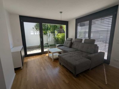 Moderne, helle 2-Zimmerwohnung, voll möbliert mit EBK und Terrasse / Gartenanteil