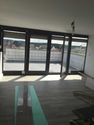 Freundliche und gepflegte 2-Zimmer-Küche-Bad-Dachgeschosswohnung mit Dachterrasse und EBK