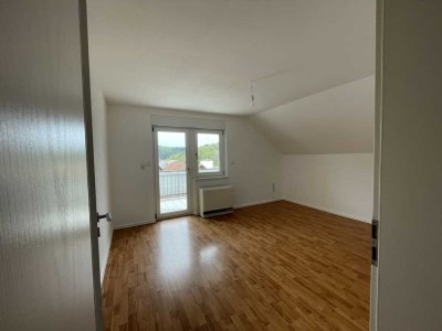 Helle 4-Zimmer-DG-Wohnung mit Einbauküche in Loffenau
