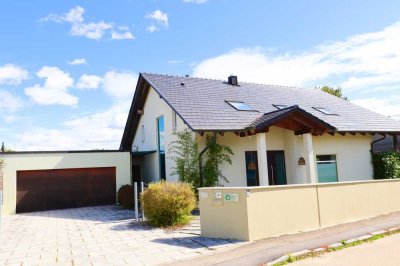 Exklusives 255 qm Einfamilienhaus mit separten Büro-/Praxis/ Einliegerwohnung in ruhiger Lage von Ne