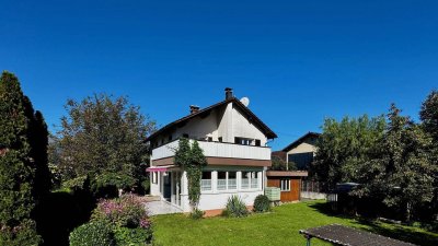 Geräumiges Mehrfamilienhaus auf großem Baugrund in bester Lage