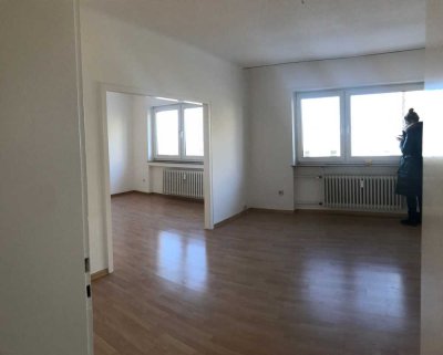 Helle 4-Zimmer Wohnung mit Balkon, WG-geeignet