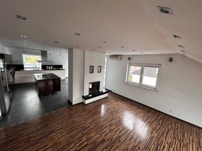Moderne 4-Zimmer-Dachgeschosswohnung mit Luxus-Ausstattung, Balkon & Weitblick