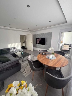 "Luxus trifft Design - kernsanierte 2,5 -Zimmer-Wohnung mit Vollausstattung"