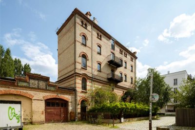 Industrieller Charme neu definiert – Stilvolles Maisonette-Loft mit Dachterrasse