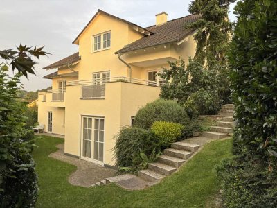 Großzügiges Einfamilienhaus mit Panoramablick in die Weinberge