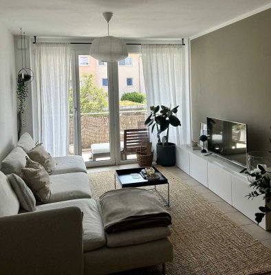 Neuwertige, moderne 2 Zimmer Whg. mit Balkon, möbliert