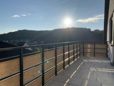 Helle, frisch renovierte 3-Zimmer DG-Wohnung mit Süd-Balkon in ruhiger Lage in Eppstein