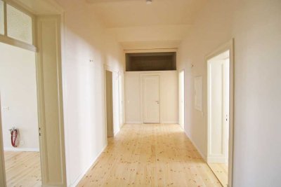 Zauberhafte Altbauwohnung mit Balkon - im stilsicheren Erstbezug, Baudenkmal dicht Schillerpark!