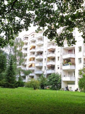 Hochwertig komplettsanierte 3-Zi. Erdgeschossterrassenwohnung in München, Fürstenried, am Waldrand