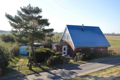 Gemütliches Einfamilienhaus in Alleinlage direkt hinterm  Elbdeich mit schönem Garten