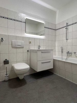Erstbezug nach umfangreicher Modernisierung - Schicke 2R-Wohnung in ruhiger und grüner Lage
