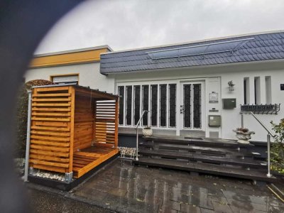 Geräumige, vollst. renovierte 4-Zimmer-Erdgeschosswohnung mit geh. Innenausstattung mit Balkon