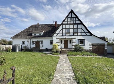 Vielseitig nutzbares Zweifamilienhaus (Mehrgenerationenhaus) mit Lager und Garagen