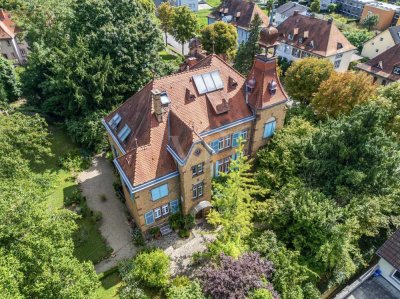Historische Villa bestehend aus 2 Wohneinheiten mit großem Grundstück und Ausbaupotential im Dach