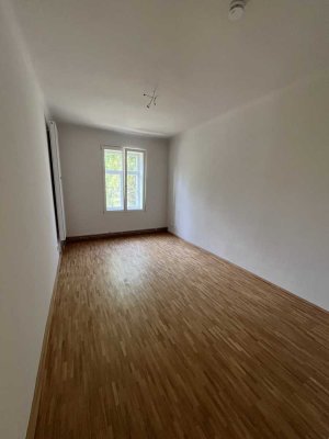 Erstbezug nach Sanierung mit Balkon: Stilvolle 2-Raum-DG-Wohnung mit geh. Innenausstattung