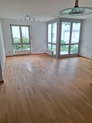 Helle 2-Zimmer-Wohnung mit gehobener Innenausstattung mit EBK in Augsburg