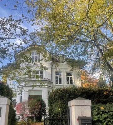 Attraktive Dachgeschoss-Wohnung in gepflegter Jugendstilvilla