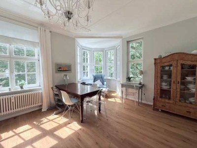 Eleganz trifft Komfort - Historische Luxuswohnung mit seitlichem Meerblick