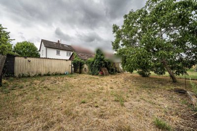 Zweifamilienhaus mit ausgeb. Dachgeschoß, 2 Garagen mit Nebengebäude und großem Garten