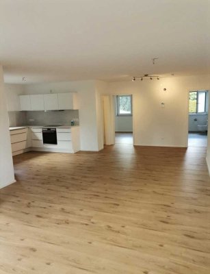 Neuwertige Wohnung mit vier Zimmern sowie Terrasse, EBK und zwei Tiefgaragenplätze