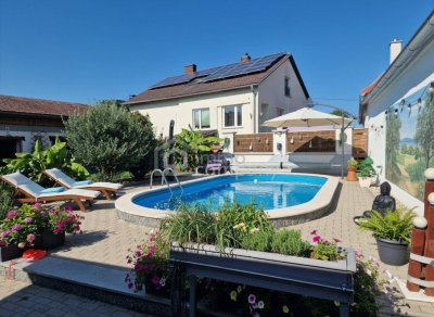 Pool mit Wärmepumpe + Photovoltaik + Top-Haus