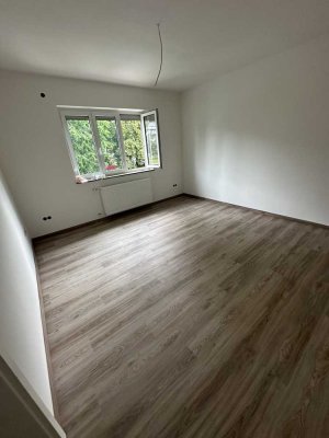 Erstbezug nach Kernsanierung: Lichtdurchflutete 3,5-Zimmer-Wohnung mit großer Dachterrasse