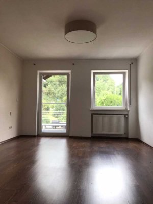 Lichtdurchflutete 4-Zimmer-Wohnung mit großzügiger Dachterrasse in ruhiger Lage von Waldaschaff
